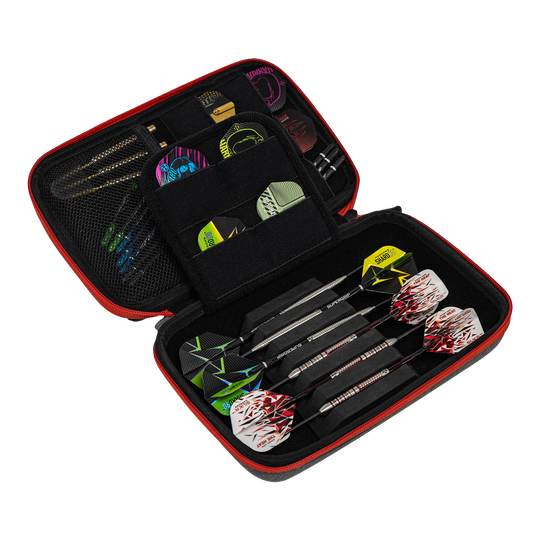Harrows Smart Case XL Dartwallet In diesem Bild ist ein offenes Dart-Etui zu sehen, das mehrere Darts und Zubehörteile enthält. Das Etui ist schwarz mit rotem Rand und bietet verschiedene Fächer für Flights und Ersatzteile.