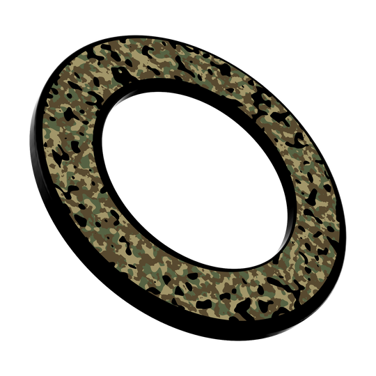 McDart Camo Dartboard Surround Abgebildet ist das Produkt 'DBS-CAMO1_McDart_Camo_Dartboard_Surround_Woodland_3'. Es erscheint als eine Camouflage-Umrandung für ein Dartboard im Woodland-Stil.