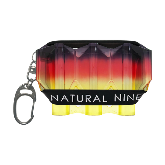 Das Bild zeigt das Produkt „L-Style N9 Krystal Tri Color Flightcase - Sunrise“. Das Etui hat einen Farbverlauf von Schwarz über Rot zu Gelb und trägt vorne die Aufschrift „NATURAL NINE“.