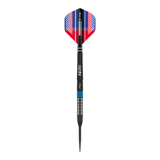 Red Dragon Vengeance Blue Steeldarts Das Bild zeigt einen Red Dragon Vengeance Blue Steeldart. Der Dart hat blaue und silberne Akzente sowie einen farbigen Flight in Rot, Blau und Weiß.