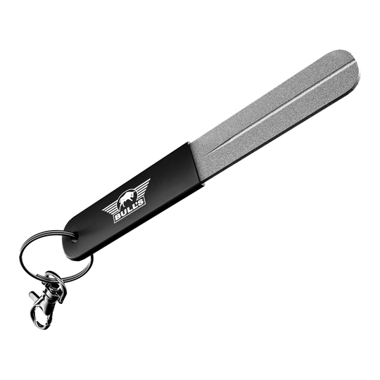 Bulls NL Hand Sharpener Schleifstein Abgebildet ist der Bulls NL Hand Sharpener Schleifstein, ein Werkzeug zum Schärfen von Dartspitzen. Man sieht den Schleifstein aus einer anderen Perspektive.