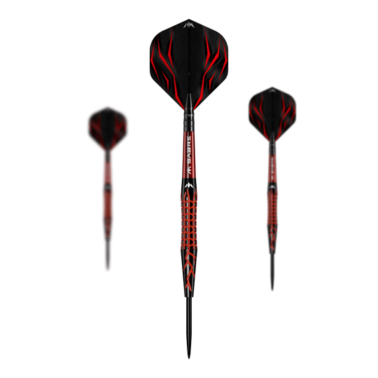 Mission Lava Steeldarts Das Bild zeigt die Mission Lava Steeldarts mit einem auffälligen roten und schwarzen Design. In der Mitte ist ein Dartpfeil von vorne zu sehen, während links und rechts seitliche Ansichten dargestellt sind.