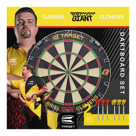 Target Gabriel Clemens Steeldartboard Set Das Bild zeigt das "Target Gabriel Clemens Steeldartboard Set" mit einem großen Dartboard in der Mitte. Rechts unten sind zwei Sets von Darts abgebildet, und im Hintergrund sieht man Bilder von Gabriel Clemens.