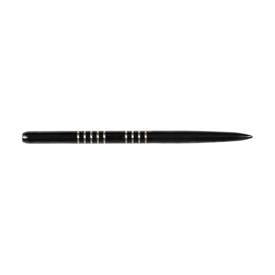57743_Bulls_GP1_Steeldartspitzen_Schwarz_42mm_2 Das Bild zeigt eine schwarze Steeldartspitze mit silbernen Rillen am hinteren Ende. Die Spitze ist schlank und hat ein schlichtes, elegantes Design.