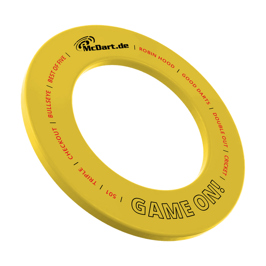 McDart Game On Dartboard Surround Das Bild zeigt das Produkt MSF-B4_McDart_Game_On_Dartboard_Surround_Gelb_1. Es handelt sich vermutlich um einen gelben Dartboard Surround mit der Aufschrift 'Game On'.