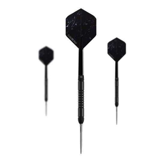 Caliburn Sword S2 Steeldarts Das Bild zeigt drei schwarze Steeldarts des Produkts „Caliburn Sword S2 Steeldarts“. In der Mitte ist ein Dartpfeil von vorne zu sehen, links und rechts sind sie von der Seite dargestellt.