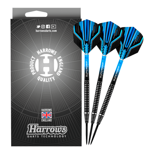 Auf dem Bild sind drei Harrows Siege Steeldarts mit blauen und schwarzen Flights zu sehen. Daneben steht die Verpackung mit dem Harrows-Logo und dem Hinweis "Harrows England Quality Product".