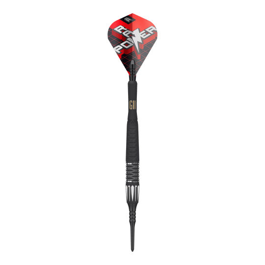 Dieses Bild zeigt einen Target Phil Taylor RAW Power 9Five GEN11 Softdart. Der Dart ist schwarz mit silbernen Akzenten und hat eine rote Flight mit der Aufschrift "RAW POWER".