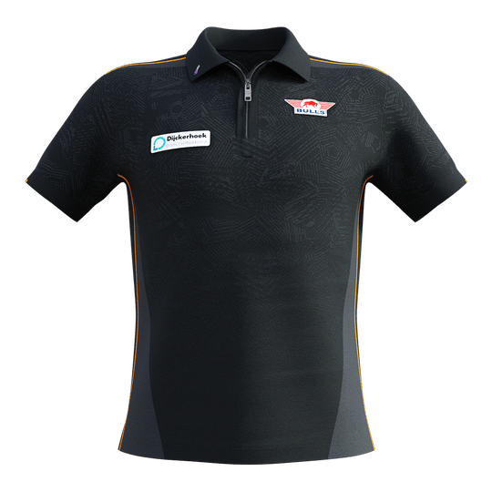 Bulls NL Dirk Van Duijvenbode Matchshirt 2025 Das Bild zeigt ein schwarzes Matchshirt mit kurzen Ärmeln und orangefarbenen Akzenten. Auf der Brust sind das Bulls NL Logo und ein Sponsorenaufnäher zu sehen.