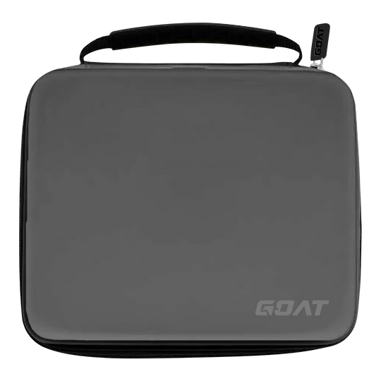 GOAT Locker XXL Dartwallet Auf dem Bild ist ein graues Etui mit einem Griff und einem Reißverschluss zu sehen. In der rechten unteren Ecke befindet sich das Logo „GOAT“.