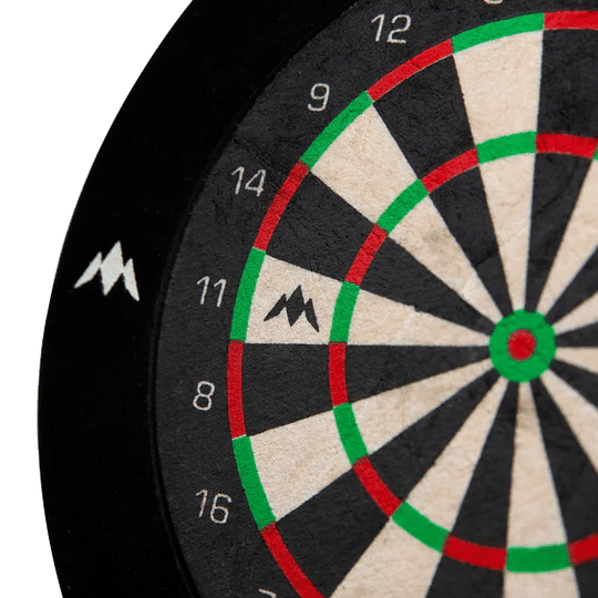 Das Bild zeigt einen Ausschnitt des Mission Mini Samurai Desktop Dartboard Sets. Man sieht die farbigen Felder und Zahlen des Dartboards aus der Nähe.