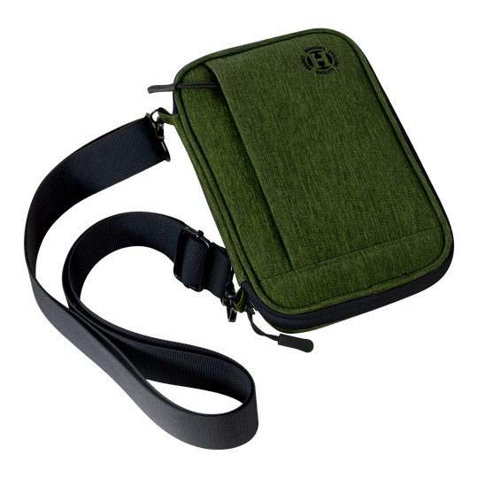 Harrows Smart Case XL Dartwallet Auf dem Bild ist eine grüne Tragetasche mit einem schwarzen Schultergurt zu sehen. Die Tasche hat eine Klappe und wirkt robust und modern.