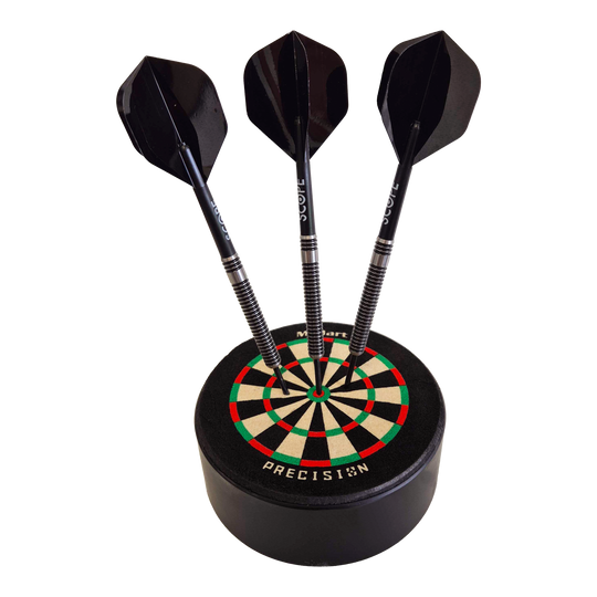 McDart Precision Mini Dartboard Darthalter Das Bild zeigt das Produkt "McDart Precision Mini Dartboard Darthalter" mit drei schwarzen Darts, die im Board stecken. Das Dartboard ist rund und kompakt, ideal als Halter für Dartpfeile.