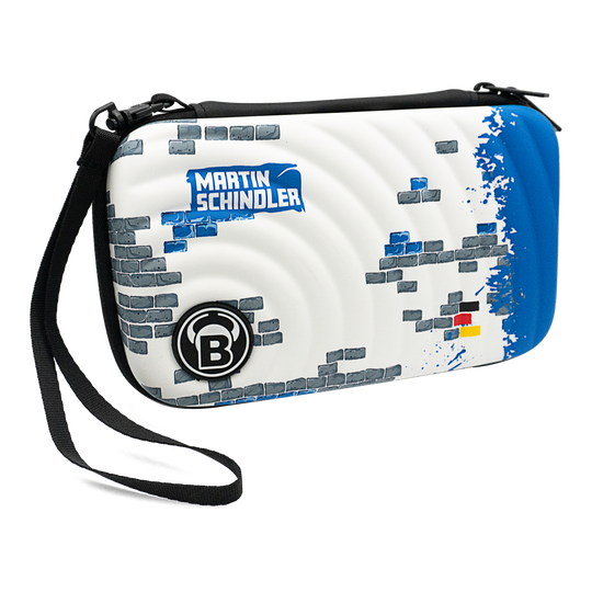 Bulls Orbis XL Martin Schindler Dartcase Dies ist das Bulls Orbis XL Martin Schindler Dartcase. Es ist weiß mit blauen und grauen Ziegelmotiven und trägt den Namen "Martin Schindler" sowie ein schwarzes Bulls-Logo.