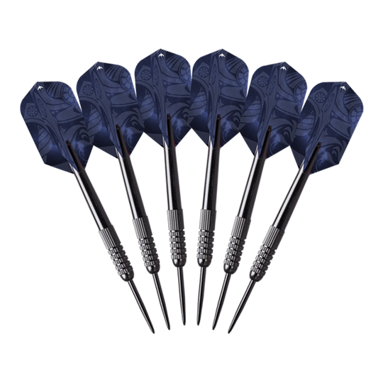 Das Bild zeigt sechs schwarze Pfeile mit dunkelblauen Flights. Diese Pfeile gehören zum Mission Mini Samurai Desktop Dartboard Set.