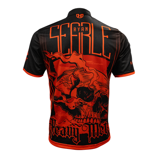 Abgebildet ist das Harrows Ryan Searle Heavy Metal Playershirt. Dieses Shirt ist für professionelle Dartspieler geeignet.