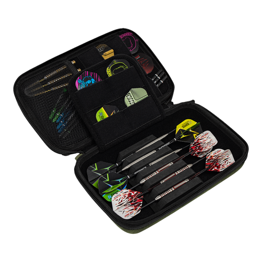 Das Bild zeigt ein offenes Dart-Etui mit mehreren Fächern. Darin befinden sich drei zusammengesetzte Darts sowie diverses Dart-Zubehör und Ersatzteile.