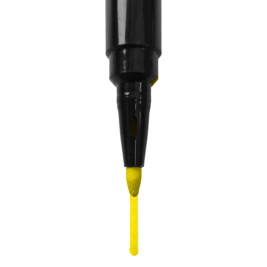 Board Marker Das Bild zeigt die Spitze eines schwarzen Markers, der gelbe Tinte abgibt. Unter der Spitze ist ein gelber Strich zu sehen.