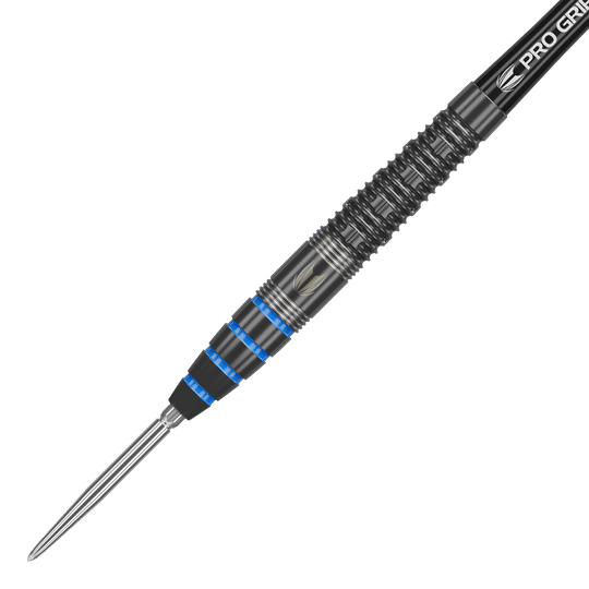 Auf dem Bild ist ein Target Jeffrey De Graaf GEN1 Swiss Point Steeldart mit 23g zu sehen. Der Dartpfeil hat ein schwarzes Design mit silbernen und blauen Akzenten.