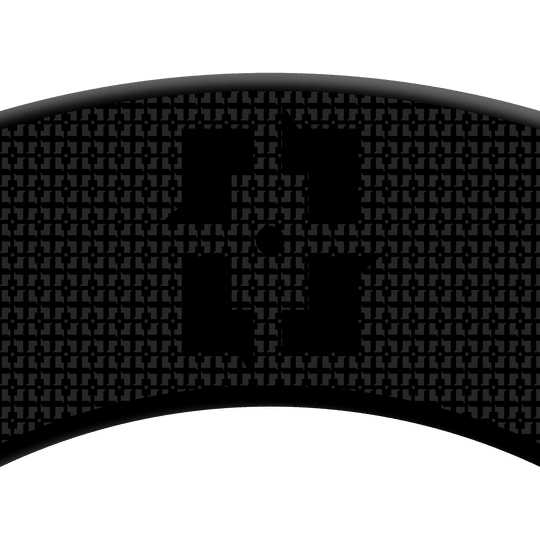 McDart Precision Nano Dartboard Surround Das Bild zeigt eine Nahaufnahme des McDart Precision Nano Dartboard Surround. Die Oberfläche ist schwarz mit einem feinen, geometrischen Muster und einem zentralen Logo.