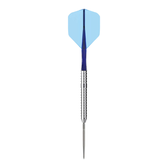 Caliburn Forge F3 Steeldarts - 22g Das Bild zeigt einen Caliburn Forge F3 Steeldart mit einem Gewicht von 22 Gramm. Der Dart hat einen silbernen Schaft, einen blauen Flight und eine spitze Metallspitze.