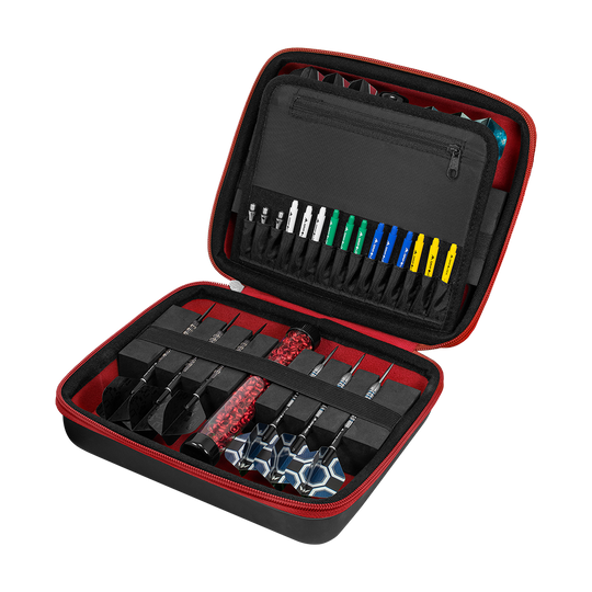 Mission Luxor Dart-Wallet Die Abbildung zeigt ein geöffnetes Dart-Set in einer schwarzen und roten Tasche. Im Inneren sind mehrere Darts, Ersatzteile und Zubehör ordentlich einsortiert.