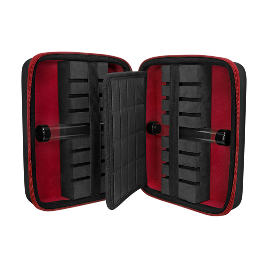 Mission Luxor Dart-Wallet Das Bild zeigt ein geöffnetes Dart-Case mit schwarzem und rotem Innenfutter. Im Inneren befinden sich mehrere Schaumstofffächer zur sicheren Aufbewahrung von Dartpfeilen und Zubehör.