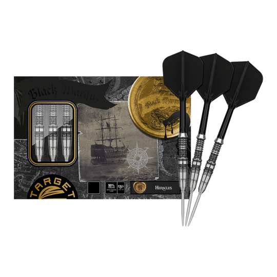 Target Japan Black Marque Heracles Steeldarts Das Bild zeigt die Target Japan Black Marque Heracles Steeldarts zusammen mit ihrer Verpackung. Drei silberne Darts mit schwarzen Flights liegen rechts neben einer stilvoll gestalteten Box.