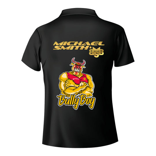 Shot Michael Smith White Stripe Dartshirt Das Bild zeigt die Rückseite eines schwarzen Dartshirts mit dem Namen "Michael Smith" und dem Logo "BSB" in goldener Schrift. Darunter ist eine Comicfigur eines muskulösen Stiers mit dem Schriftzug "Bully Boy" zu sehen.