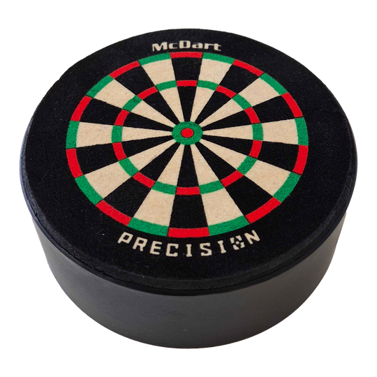 McDart Precision Mini Dartboard Darthalter Das Bild zeigt die McDart Precision Mini Dartboard Darthalter. Es ist eine kleine, runde Dartscheibe mit farbigen Segmenten und dem Schriftzug "McDart Precision" darauf.