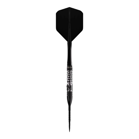 Caliburn Player MAK Steeldarts Das Bild zeigt einen Steeldart mit schwarzer Spitze und schwarzer Flugfahne. Es handelt sich um das Produkt "Caliburn Player MAK Steeldarts - 23,5g".