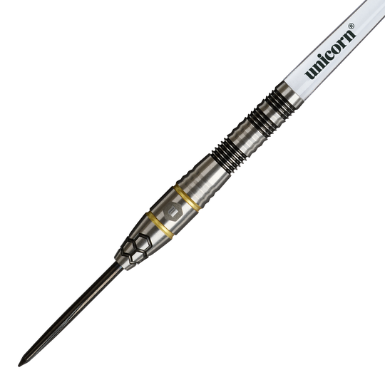 Auf diesem Foto sind die Unicorn Hexium Style 01 Black & Gold Steeldarts zu sehen. Die Darts heben sich durch ihr elegantes Design in Schwarz und Gold hervor.