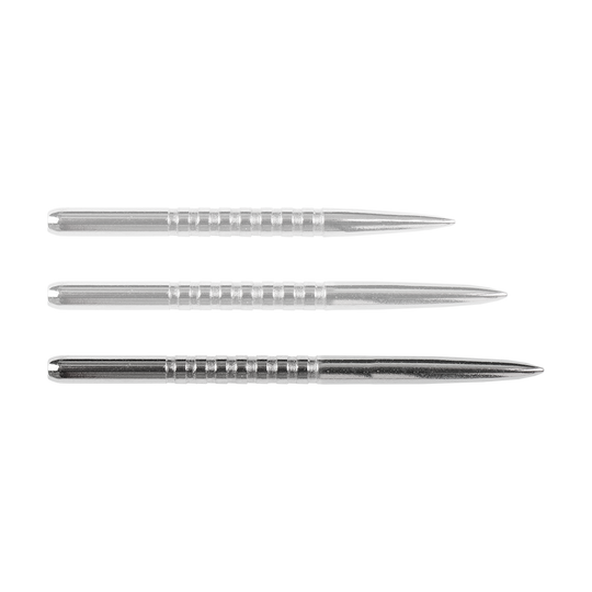 57783_Bulls_GP3_Steeldartspitzen_Silber_42mm_1BFDmCGxOJLrBM Das Bild zeigt drei silberne Steeldartspitzen der Marke Bulls GP3. Sie sind gerade angeordnet und haben eine geriffelte Oberfläche für besseren Halt.