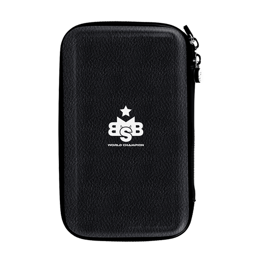 Das Bild zeigt das Shot Michael Smith World Champion Tactical Dartcase in Schwarz. Das Etui hat eine strukturierte Oberfläche und ein weißes Logo auf der Vorderseite.