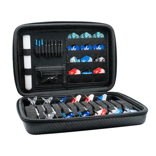 Das Bild zeigt das Bulls Orbis XXL Dartcase in Carbongrey, geöffnet mit verschiedenen Darts und Zubehör ordentlich einsortiert. Das Etui bietet viel Platz für Darts, Flights und weiteres Zubehör.