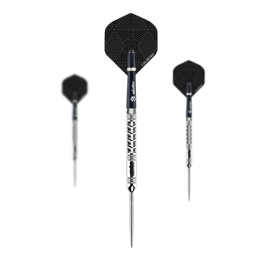 Caliburn Wolfpack W1 Steeldarts - 23g Das Bild zeigt drei Steeldarts des Produkts "Caliburn Wolfpack W1 Steeldarts - 23,5g". Die Darts haben silberne Spitzen und Schäfte mit schwarzen Flights, die geometrische Muster zeigen.