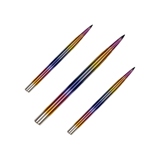 Auf dem Bild sind drei bunte Steeldartspitzen zu sehen. Sie haben eine glänzende Regenbogenbeschichtung und sind parallel angeordnet.