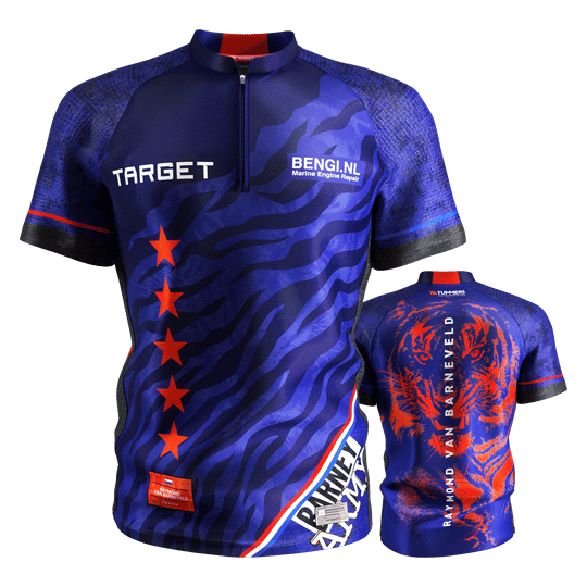 Das Bild zeigt das Target Coolplay Raymond Van Barneveld 2025 Dartshirt in Blau mit roten Akzenten und einem auffälligen Tiger-Design auf der Rückseite. Auf der Vorderseite sind fünf rote Sterne und Sponsorenlogos zu sehen.
