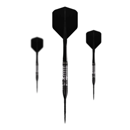 Caliburn Player MAK Steeldarts Das Bild zeigt drei Steeldarts des Produkts „Caliburn Player MAK Steeldarts - 23,5g“. Die Darts sind schwarz und haben ein geriffeltes Griffstück für besseren Halt.