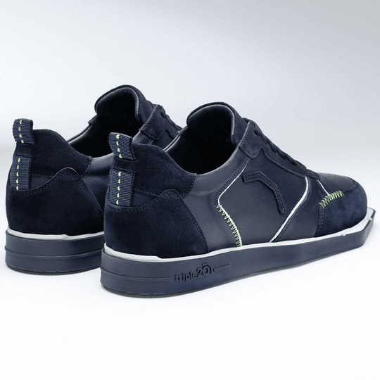 20102005-00_Triple20_Dartschuhe_Leder_Blau_Weiss_3 Die Abbildung zeigt ein Paar blaue und weiße Triple20 Dartschuhe aus Leder. Die Schuhe haben auffällige Nähte und eine robuste Sohle.