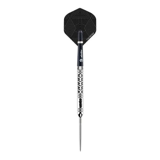 Caliburn Wolfpack W1 Steeldarts - 23g Der Caliburn Wolfpack W1 Steeldart wiegt 23,5 Gramm und hat ein auffälliges silbernes Design mit strukturiertem Griff. Die Flights sind schwarz mit einem geometrischen Muster versehen.
