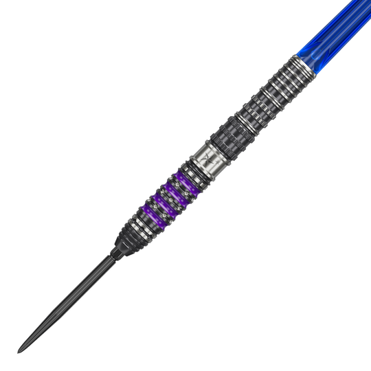 Target Japan Prime Series Sirius GEN4 Swiss Point Steeldarts Das Bild zeigt einen Target Japan Prime Series Sirius GEN4 Swiss Point Steeldart. Der Dart hat einen silbernen und schwarzen Schaft mit lila Akzenten und einer blauen Flight.