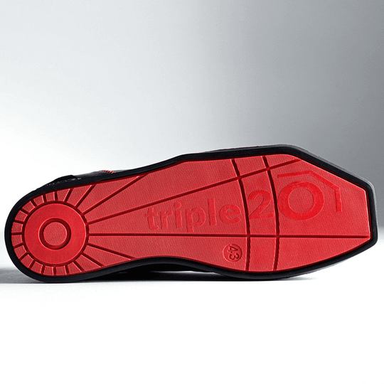 20101001-00_Triple20_Dartschuhe_Leder_Schwarz_Rot_6 Das Bild zeigt die Sohle des Schuhs "Triple20 Dartschuhe Leder - Schwarz Rot". Die Sohle ist rot mit dem Schriftzug "triple20" und schwarzen Rändern.