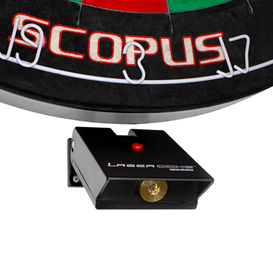 8510-Winmau-Laser-Oche-1nkZCisYUEQhP8 Das Bild zeigt das Produkt "Winmau Laser Oche" unter einer Dartscheibe. Das Gerät projiziert eine Laserlinie auf den Boden, um die Wurflinie für Dartspieler anzuzeigen.