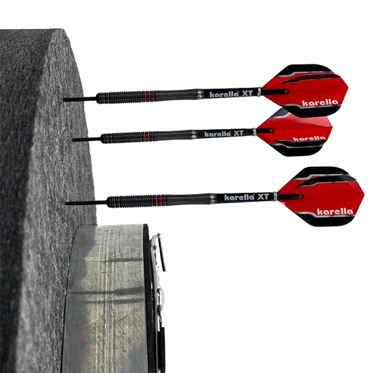 Schallschutz Karella für Steeldartboards mit integriertem Surround Auffangring Das Bild zeigt einen Schallschutzring von Karella für Steeldartboards mit integriertem Auffangring. Drei Pfeile stecken in dem Dartboard mit dem Surround-Ring.