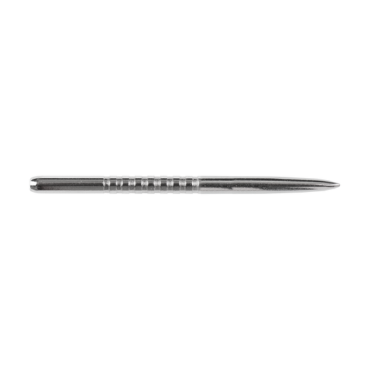 57783_Bulls_GP3_Steeldartspitzen_Silber_42mm_2 Das Bild zeigt eine silberne Steeldartspitze namens "Bulls GP3 Steeldartspitzen Silber". Die Spitze ist lang, schmal und hat mehrere Rillen im mittleren Bereich.