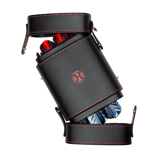 HRT-16402_Harrows_Prima_Dartcase_Red_1 Das Bild zeigt ein schwarzes Harrows Prima Dartcase mit roter Naht. Im Inneren sind Dartpfeile mit bunten Flights sichtbar.