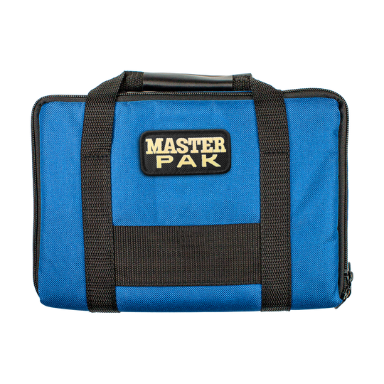 Pak3_Master_Pak_Darttasche_Blau_1D1q8jQ1rPMrVm Auf dem Bild ist eine blaue Tasche mit schwarzen Tragegurten zu sehen. Auf der Vorderseite steht ein Aufnäher mit der Aufschrift "Master Pak".