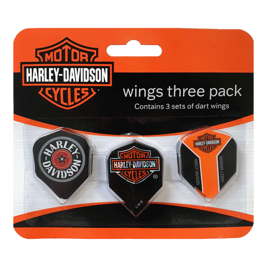 Das Bild zeigt eine Packung mit drei Harley-Davidson Dartflügel-Sets. Die Verpackung ist orange und schwarz mit dem Harley-Davidson Logo darauf.