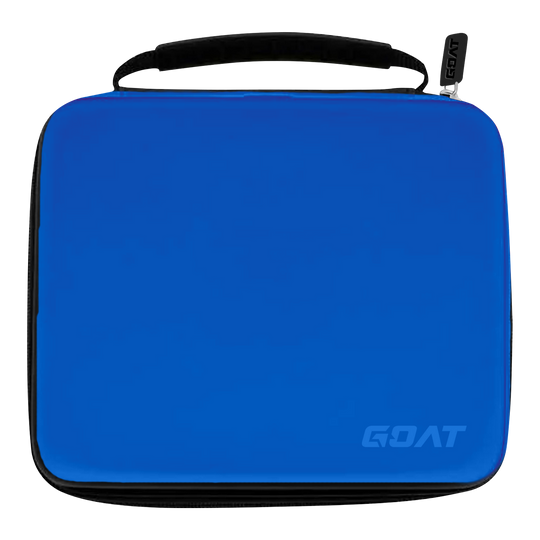 GOAT Locker XXL Dartwallet Dies ist ein rechteckiges Dart-Etui in leuchtendem Blau mit schwarzem Reißverschluss und Tragegriff. In der unteren rechten Ecke befindet sich das Logo "GOAT".